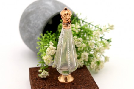 Frasco de perfume em vidro lapidado com aplicações em ouro